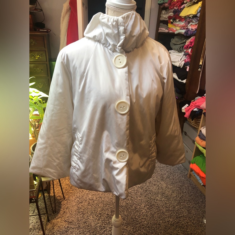 Brand:Tahari.    Color: white.   Size:L